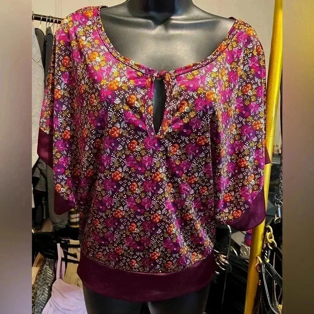 Vintage Y2K Charlotte Russe Floral Elegance: Silky-Spandex Blend Top - Small